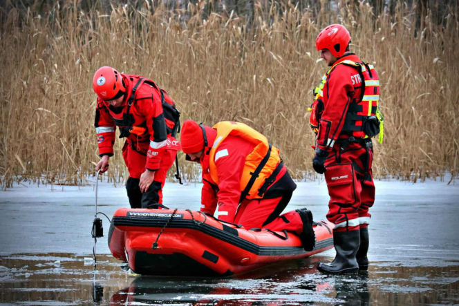 Drony, sonary i ratownicy na lodzie. Trwają poszukiwania zaginionego seniora!