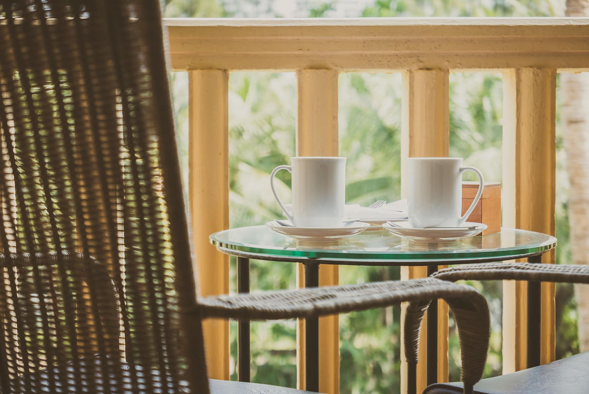 Nadchodzi a sezon na piękny balkon! Podpowiadamy, jak urządzić go stylowo i wygodnie