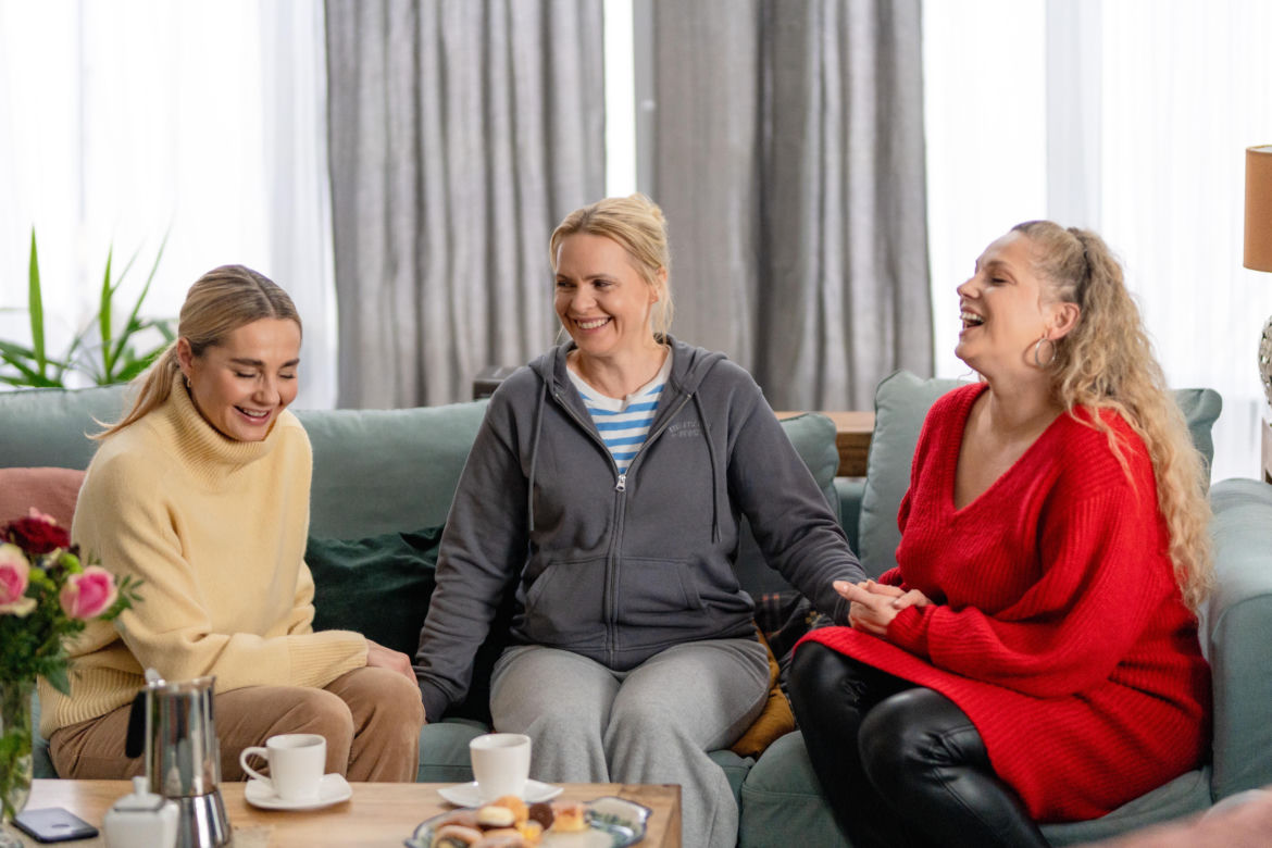 Przyjaciółki 23 sezon odc. 267. Anka (Magdalena Stużyńska), Inga (Małgorzata Socha), Patrycja (Joanna Liszowska)