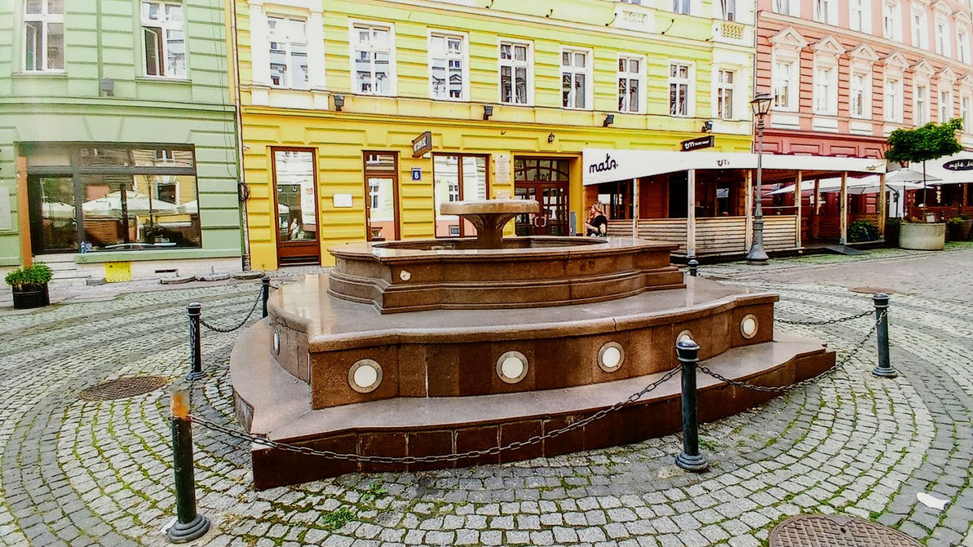 Niedziałająca fontanna na deptaku Bogusława do likwidacji
