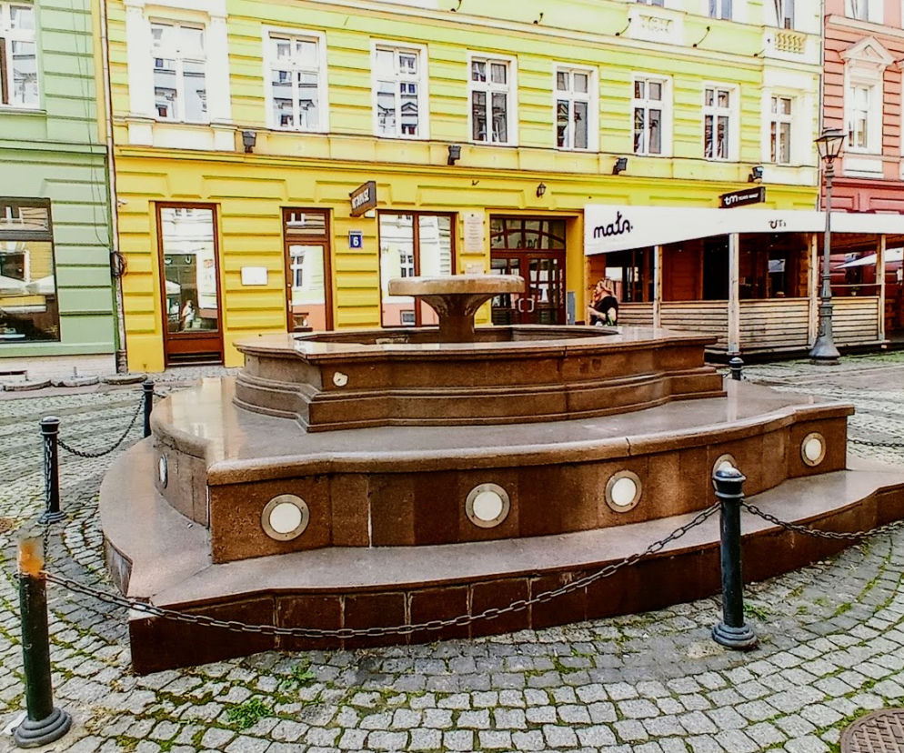 Niedziałająca fontanna na deptaku Bogusława do likwidacji