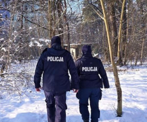 Dom bez drzwi, ogrzewania, prądu i wody. W środku 61-latka i dwa psy