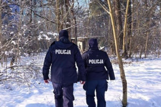 Dom bez drzwi, ogrzewania, prądu i wody. W środku 61-latka i dwa psy