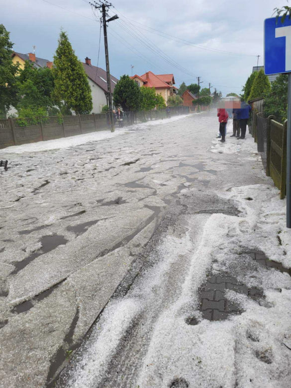 Potężna nawałnica z deszczem i gradem pod Sieradzem. 10 minut wystarczyło, by mieszkańcy mówili o "armagedonie" [ZDJĘCIA]