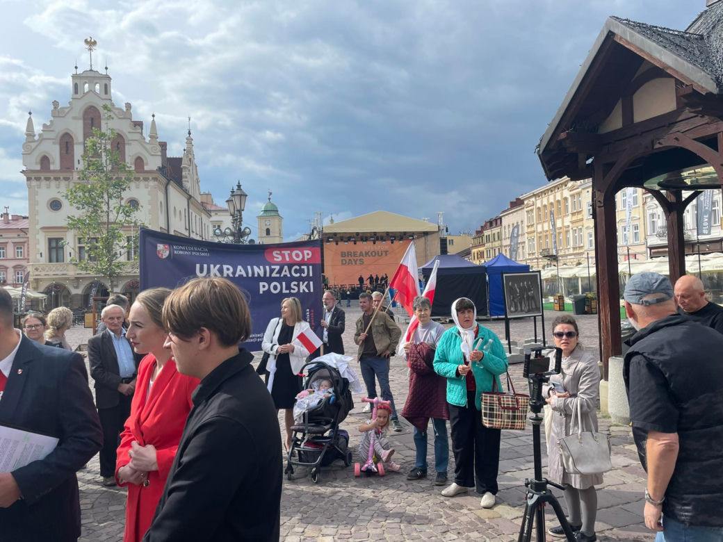 Anty-ukraińska pikieta na Rynku w Rzeszowie zagłuszona przez próby do koncertu Breakout Days	