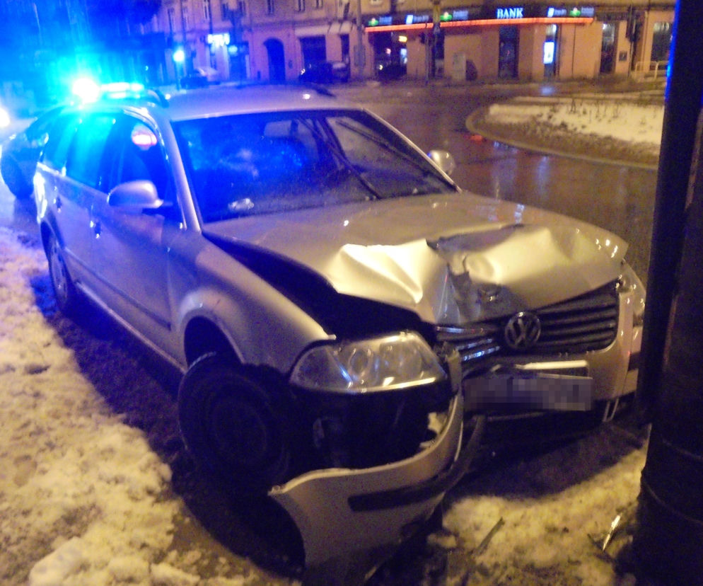 Wypadek w Grudziądzu. Pijana 34-latka uderzyła w latarnię! [ZDJĘCIA]