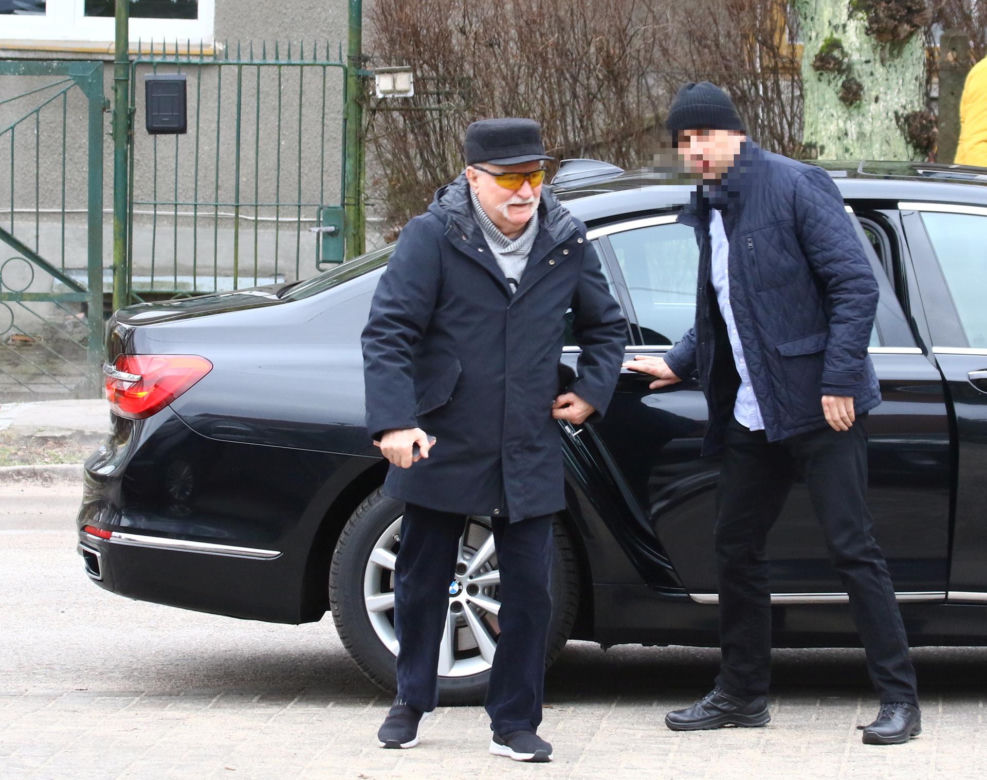 Wałęsa przed kościołem wsparł WOŚP