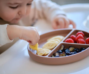 Twoje dziecko rzuca jedzeniem? To normalne – i da się to ogarnąć