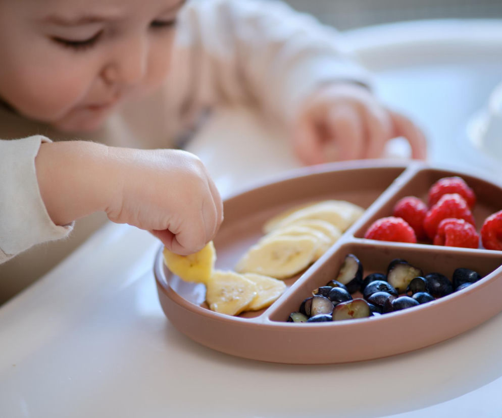 Masz dość jedzenia na podłodze i ścianach? Te sposoby naprawdę działają