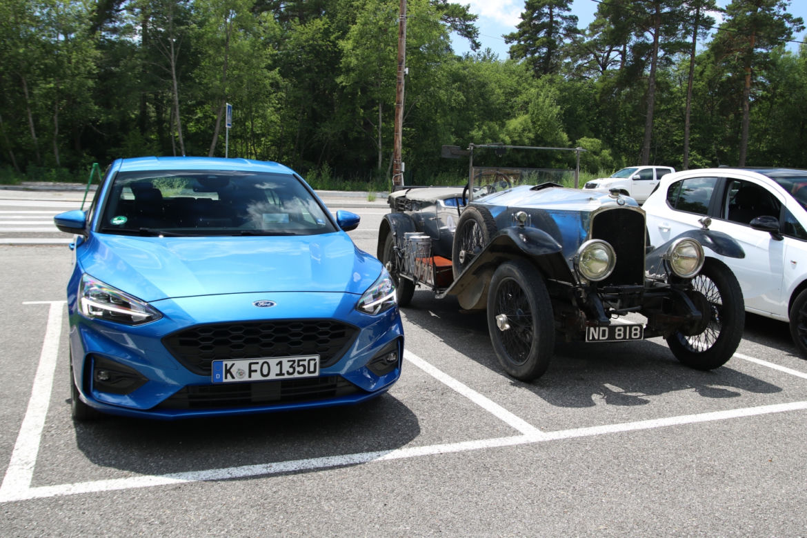 Ford Focus obok blisko 100-letniego auta