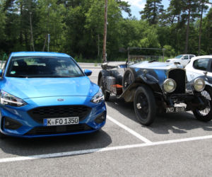Ford Focus obok blisko 100-letniego auta