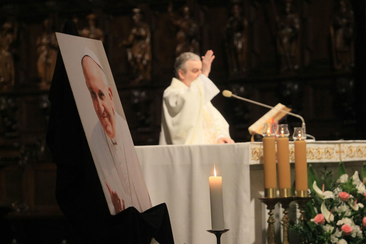 Msza święta w Warszawie za zmarłego papieża Franciszka. Archidiecezja warszawska podała nową datę