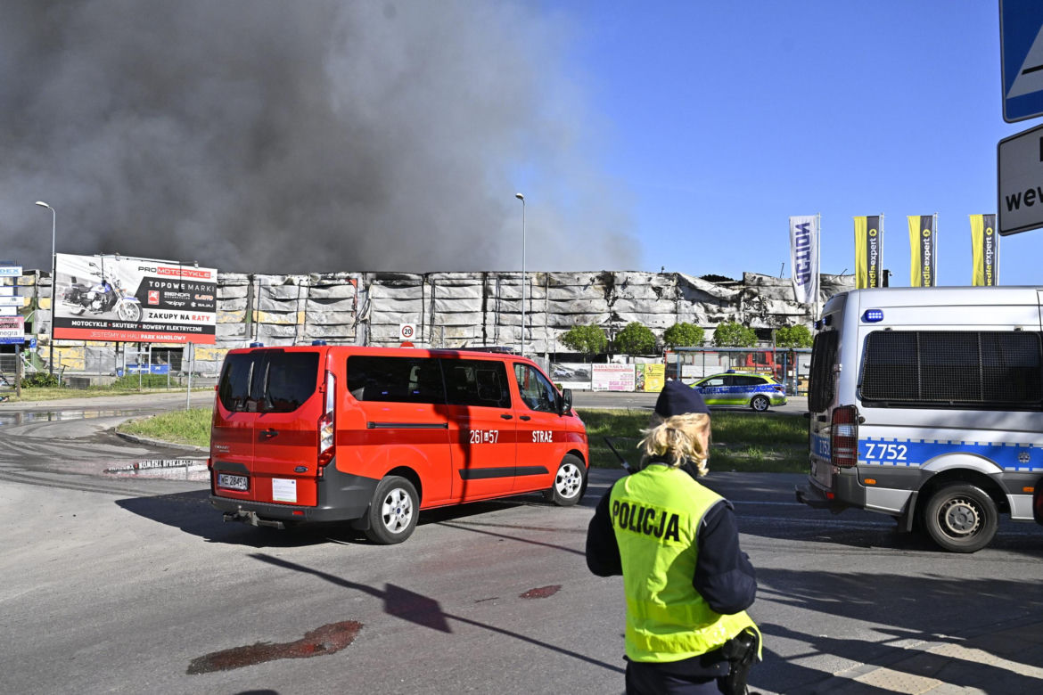 Zgliszcza kompleksu handlowego w Warszawie  