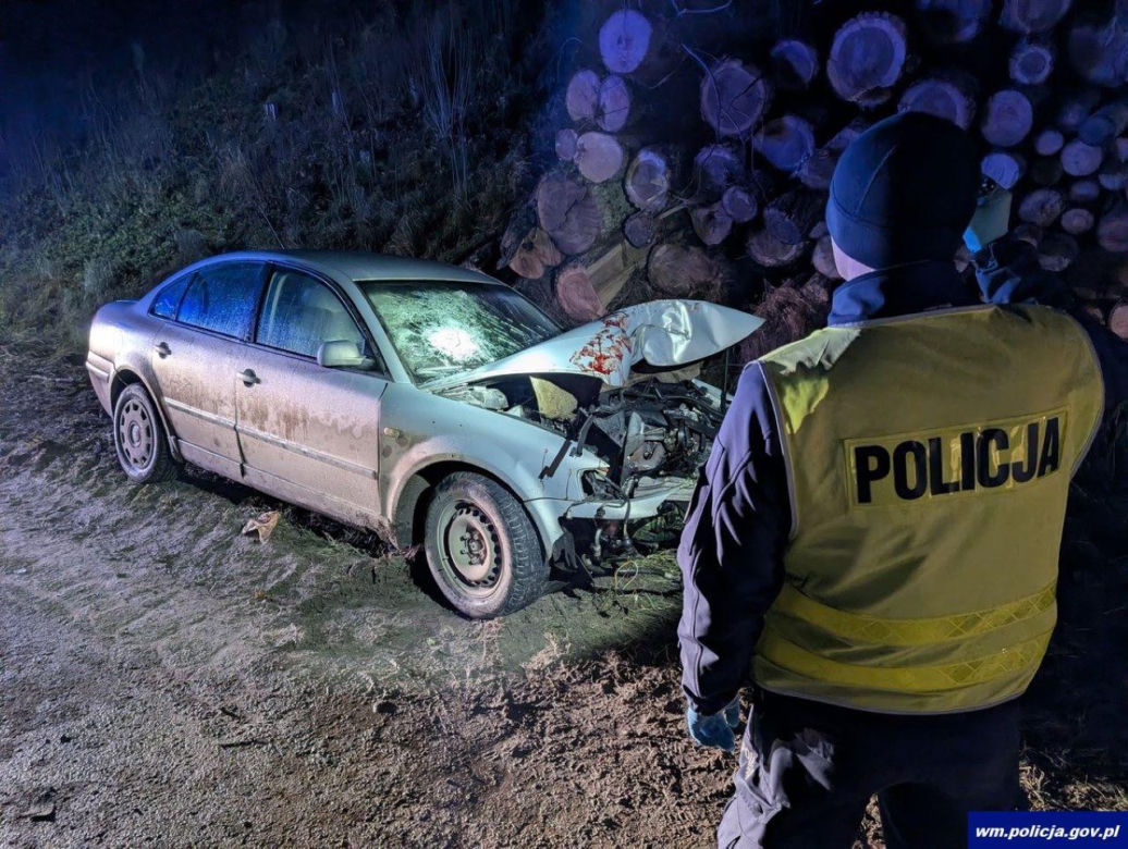 Rozbity volkswagen porzucony na drodze. Policja szuka uciekiniera!