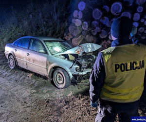 Rozbity volkswagen porzucony na drodze. Policja szuka uciekiniera!