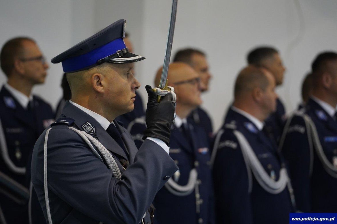 Ślubowanie nowych policjantów w Olsztynie. W szeregi wstąpiło 47 funkcjonariuszy [ZDJĘCIA]