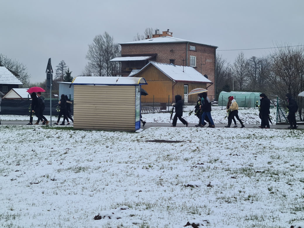  Dąbrówki: pogrzeb 17-letniej Pauliny. Rodzice pożegnali córkę, tuląc trumnę [ZDJĘCIA]