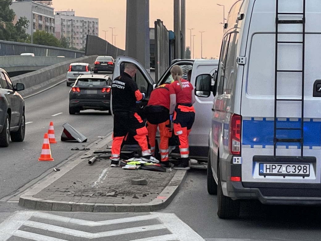 Śmiertelny wypadek w Warszawie. Nie żyje młody mężczyzna, auto prowadził jego teść