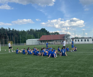 Młodzi pasjonaci piłki nożnej walczą o klasę Mistrzostwa Sportowego