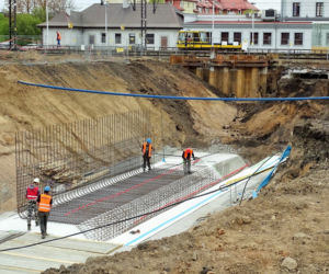 Rail Baltica. Kolej w Ełku zmienia się dla podróżnych! Zobacz postępy prac [ZDJĘCIA]