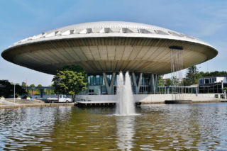Kosmiczna architektura lat 60. Spodki lądowały w tym czasie w Europie nader często. Jeden z nich w Eindhoven