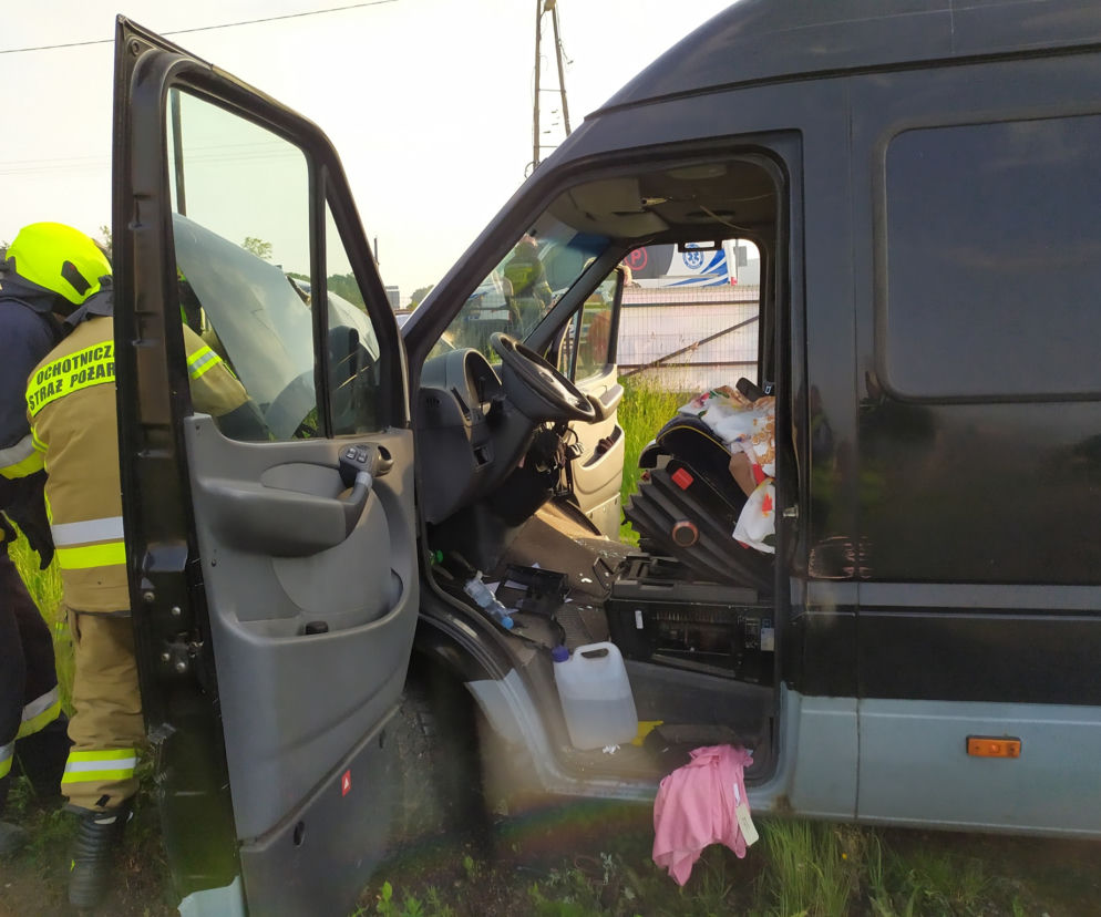 Karambol na DK1. Doszło do zderzenia kilku samochodów i ciężarówki. Są ranni. Droga w kierunku Katowic zablokowana [ZDJĘCIA]