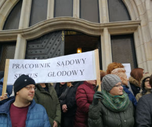 Bydgoszczanie walczą o podwyżki przed sądem. Pracownik sądowy - status głodowy!