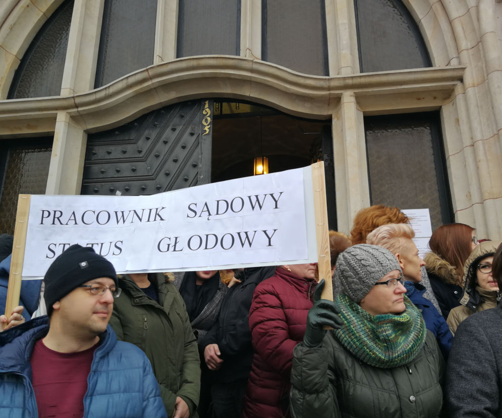 Bydgoszczanie walczą o podwyżki przed sądem. Pracownik sądowy - status głodowy!