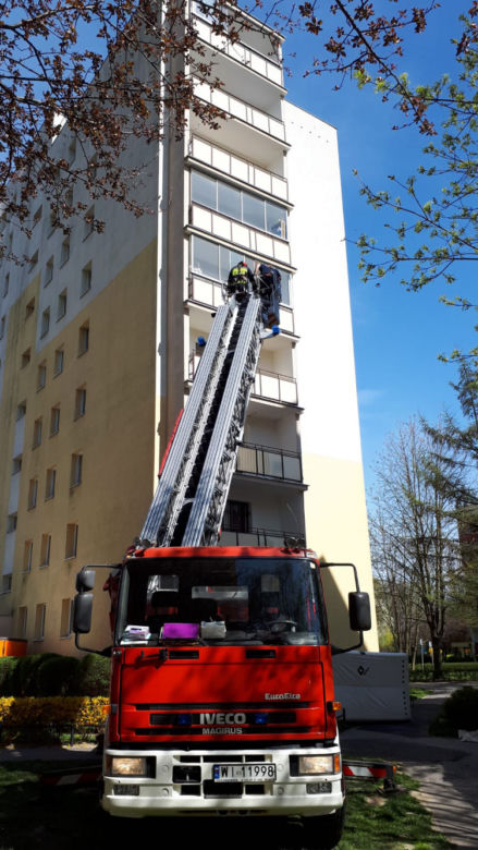 Rzucała doniczkami z 8 piętra
