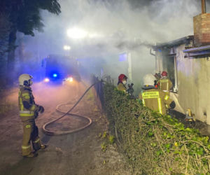 Duże straty po pożarze altany w Lesznie