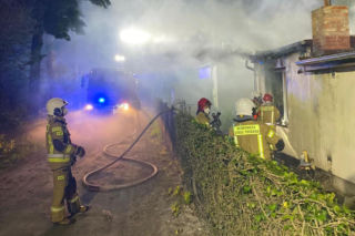 Duże straty po pożarze altany w Lesznie. Ogień wybuchł w środku nocy [ZDJĘCIA]