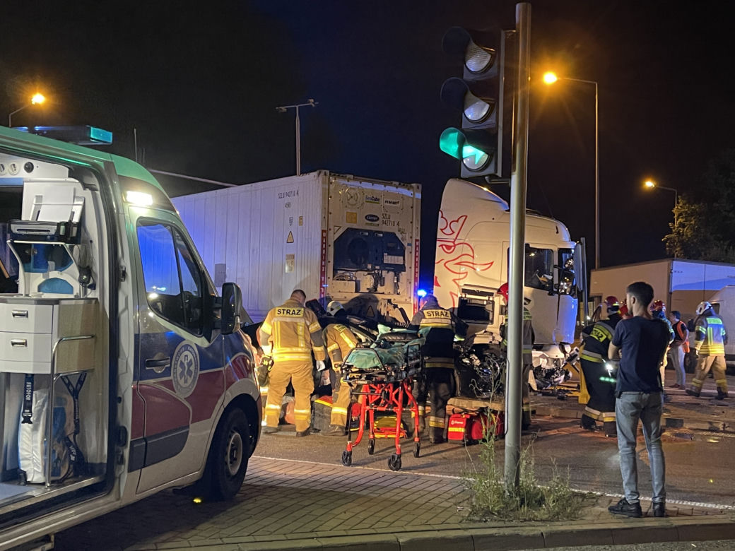 BMW zmasakrowane przez ciężarówkę. Poważny wypadek przy trasie S8