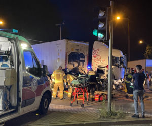 BMW zmasakrowane przez ciężarówkę. Poważny wypadek przy trasie S8