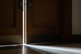 Pijany oskarżony w sądzie. Co odkrył monitoring pod budynkiem?