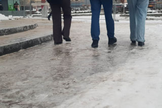 Czym posypać śliski, oblodzony chodnik. Najlepsze sposoby na to, by się nie przewrócić CENY