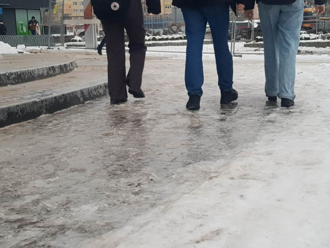 Warmińsko-mazurskie. Lodowisko na drogach, śliskie chodniki, wiele kolizji [ZDJĘCIA]