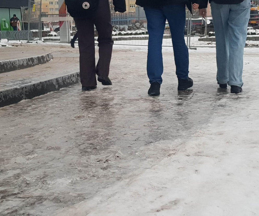 Czym posypać śliski chodnik zimą? Wady i zalety różnych rozwiązań