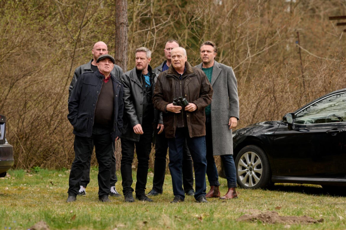 Na Wspólnej odc. 4042. Hebel (Tadeusz Huk), Seba (Bartosz Głogowski), Zawias (Sławomir Sulej), Konrad (Marek Bukowski)