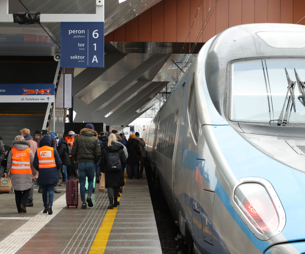 Pierwszy pociąg wjechał na Dworzec Zachodni. Wielkie otwarcie w poniedziałek