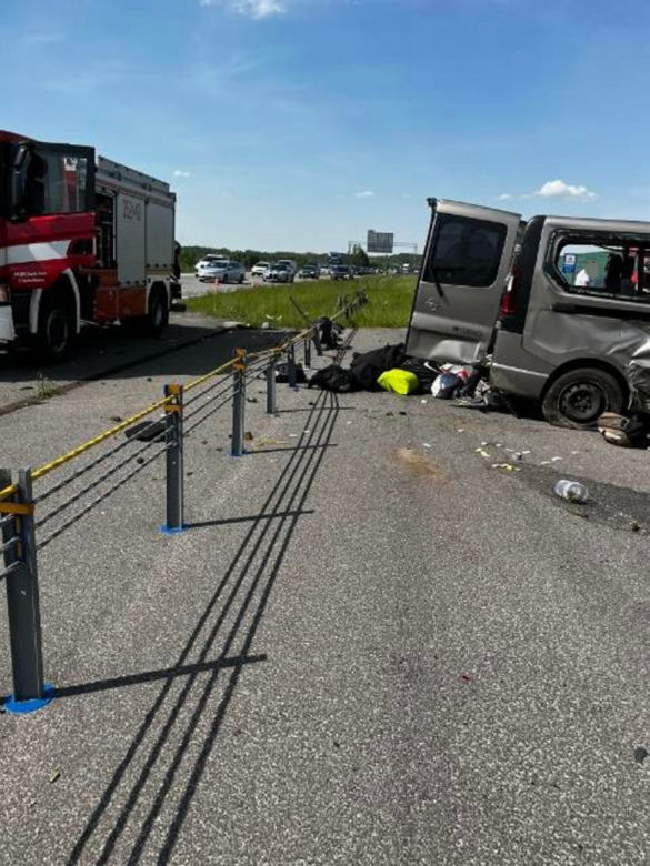 Śmiertelny wypadek na A1 pod Częstochową! Nie żyją dwie osoby, które wypadły z busa
