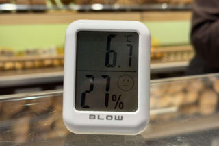 Pracownicy korzystają z prywatnych grzejników, a podróżującym - przyda się sporo cierpliwości