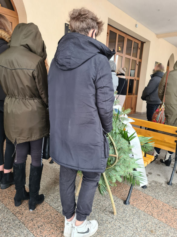  Dąbrówki: pogrzeb 17-letniej Pauliny. Rodzice pożegnali córkę, tuląc trumnę [ZDJĘCIA]