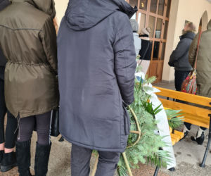  Dąbrówki: pogrzeb 17-letniej Pauliny. Rodzice pożegnali córkę, tuląc trumnę [ZDJĘCIA]