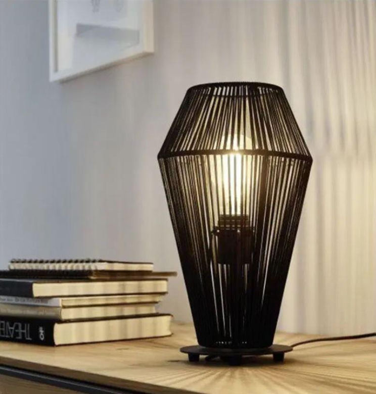 Nowoczesna lampa stołowa z metalu i sznurka