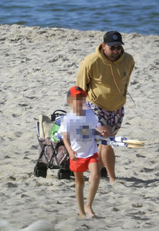 Borys Szyc z rodziną na plaży