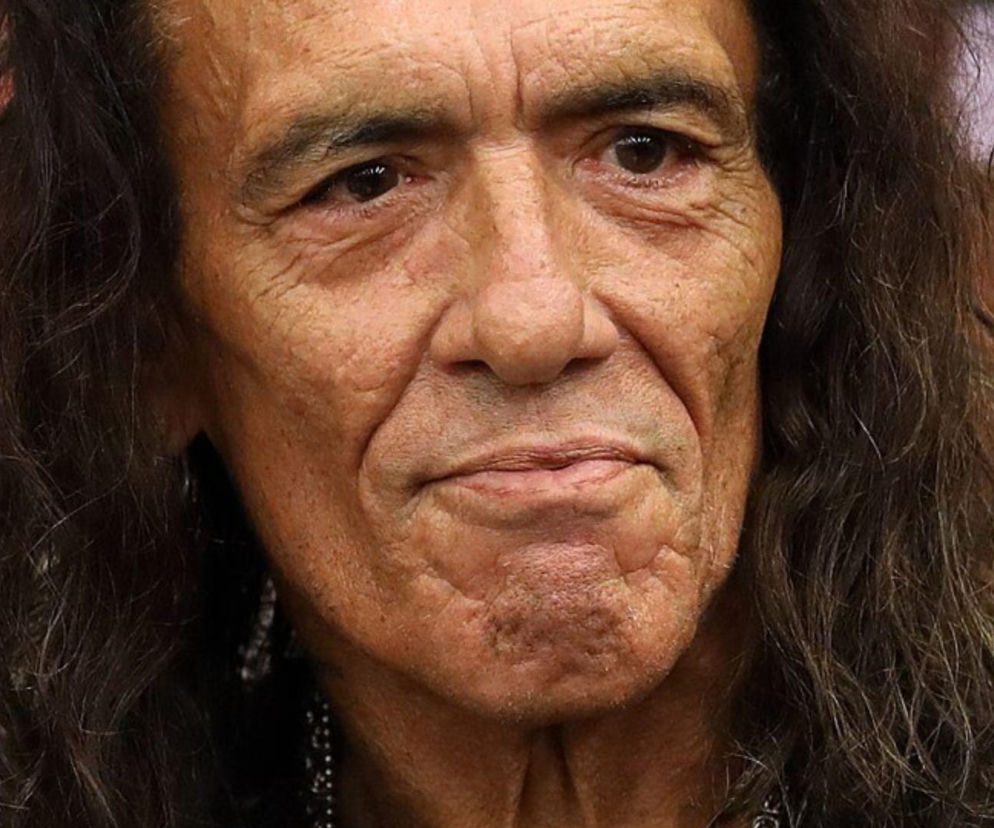 Zbliżenie na twarz Stephena Pearcy’ego z Ratt, legendarnego wokalisty glam metalowego, z długimi, ciemnymi włosami i wyraźnymi zmarszczkami, co ilustruje jego wieloletnią karierę sceniczną. Więcej o jego metodach na rozgrzewkę przeczytasz na naszym portalu.