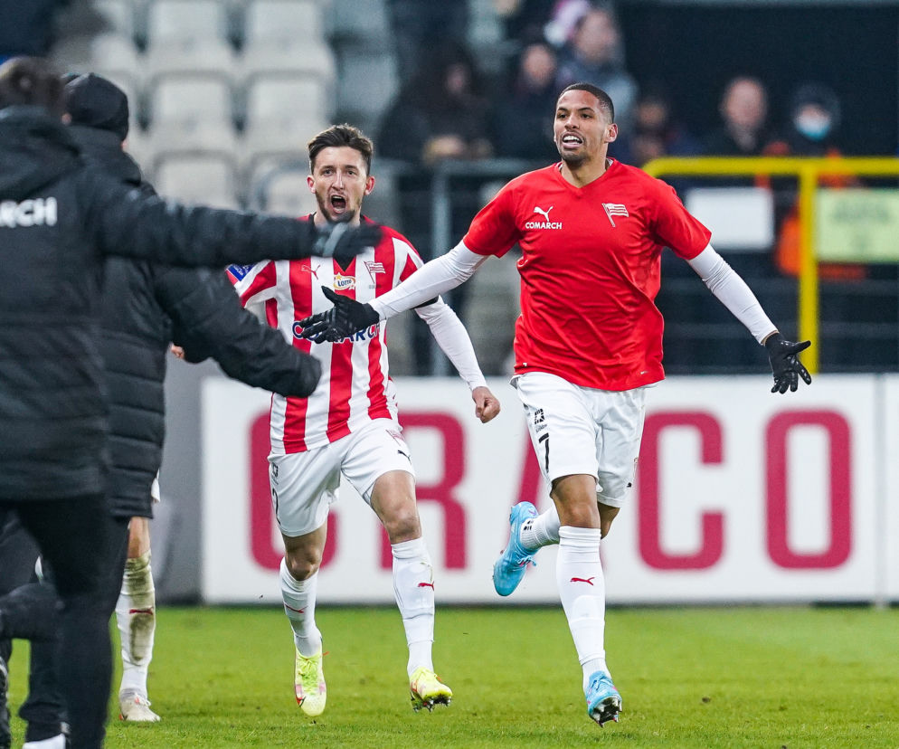Szalona radość Rivaldinho po strzeleniu gola wyrównującego w meczu z Pogonią Szczecin