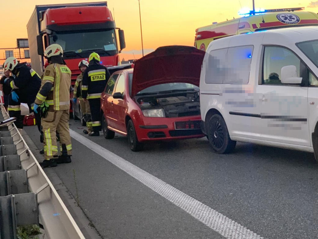 Wielki karambol na S8 pod Warszawą. Ciężarówka wjechała w samochody, są ranni