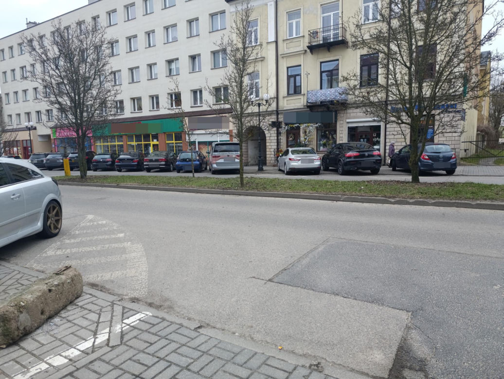 Haniebne malodwidło latami szpeciło bramę. Interwencja dziennikarza "Super Expressu"