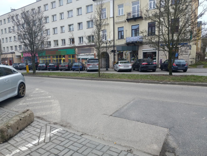 Haniebne malodwidło latami szpeciło bramę. Interwencja dziennikarza "Super Expressu"